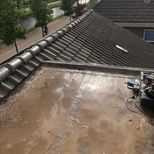 Een oude dakkapel met lekkages Een oude dakkapel in Woudenberg