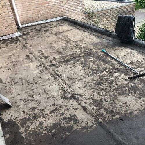 Schoonmaken van een plat dak in Woudenberg Schoonmaken van een plat dak in Woudenberg